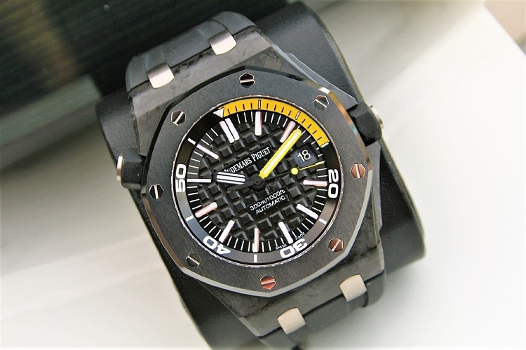 Фото часов Audemars Piguet Royal Oak Offshore Diver Forged Carbon